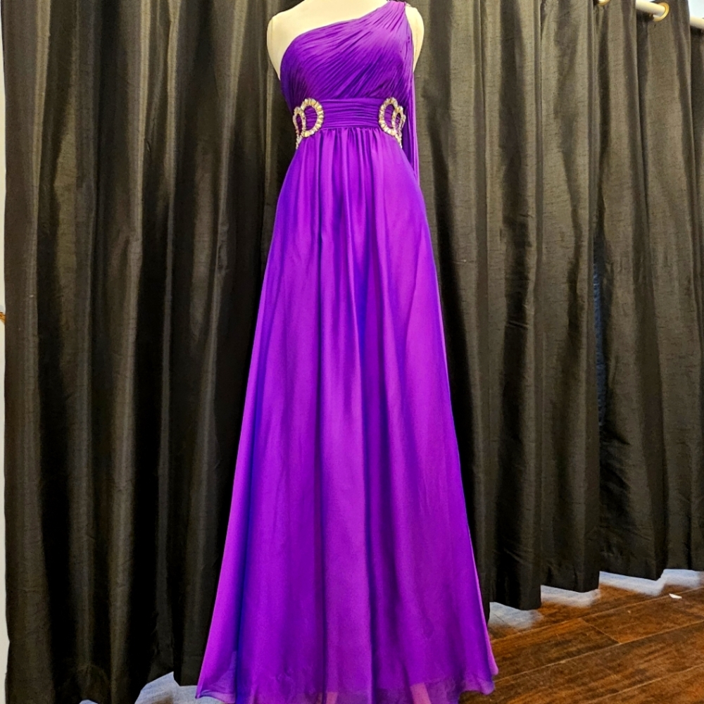 Beautiful special occasion prom gown.